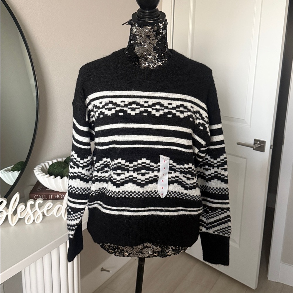 Old Navy Black & white Sweater